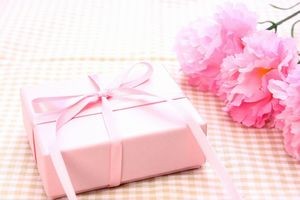 母の日のプレゼントで人気なのは？花や洋服はどう贈る?
